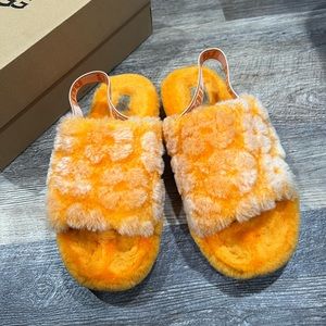 UGGS size 8 fluff yeah poppy slide